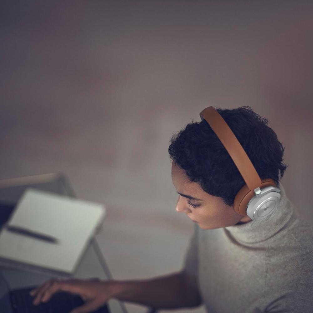 سماعة رأس بيوبلاي اتش اكس من بانج اند اولفسن